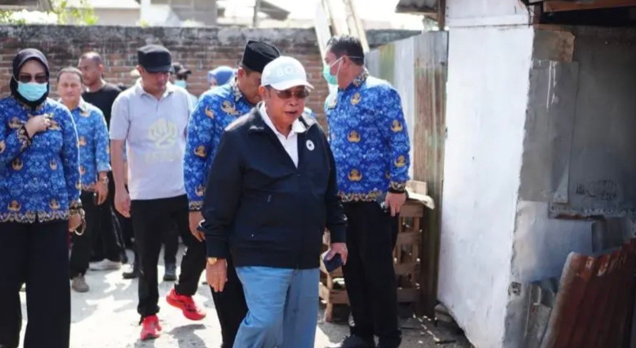 Wali Kota Gorontalo Adhan Dambea meninjau langsung proses relokasi makam di kawasan eks Terminal 42, Andalas. (Foto: Humas)