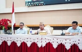 Wali Kota Gorontalo Adhan Dambea saat memimpin Rapat Koordinasi dan Evaluasi (Rakorev) penyelenggaraan pemerintahan, pembangunan, dan kemasyarakatan di Bandhayo Lo Yiladia (BLY), Kamis (29/10/2026). (Foto: Humas)
