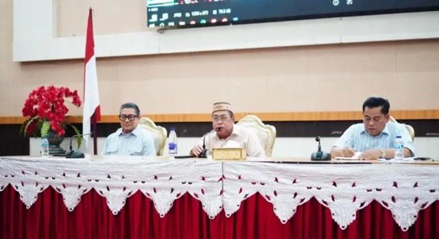 Wali Kota Gorontalo Adhan Dambea saat memimpin Rapat Koordinasi dan Evaluasi (Rakorev) penyelenggaraan pemerintahan, pembangunan, dan kemasyarakatan di Bandhayo Lo Yiladia (BLY), Kamis (29/10/2026). (Foto: Humas)