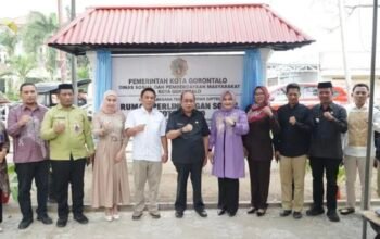 Wali Kota Gorontalo Adhan Dambea meresmikan Rumah Perlindungan Sosial di kawasan Motoliango, Jumat (30/10/2026). (Foto: Humas)