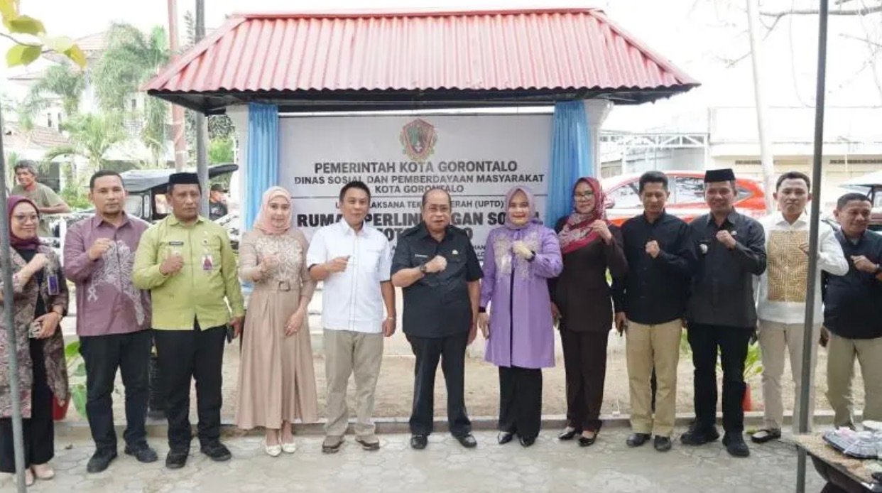 Wali Kota Gorontalo Adhan Dambea meresmikan Rumah Perlindungan Sosial di kawasan Motoliango, Jumat (30/10/2026). (Foto: Humas)
