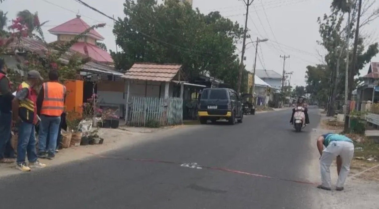 Salah jalan rusak di Kota Gorontalo mendapat perhatian melalui program perbaikan infrastruktur yang dibiayai dari dua sumber anggaran, yakni pendapatan asli daerah (PAD) dan Instruksi Presiden Jalan Daerah (IJD). (foto: humas)