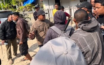 Aksi penghadangan terhadap personel gabungan Polres Pohuwato dan Polsek Popayato Barat saat melakukan penertiban aktivitas yang diduga pertambangan emas tanpa izin (PETI) di Desa Molosifat Utara, Kecamatan Popayato Barat, Kabupaten Pohuwato, Kamis (1/10/2026)/Hibata.id