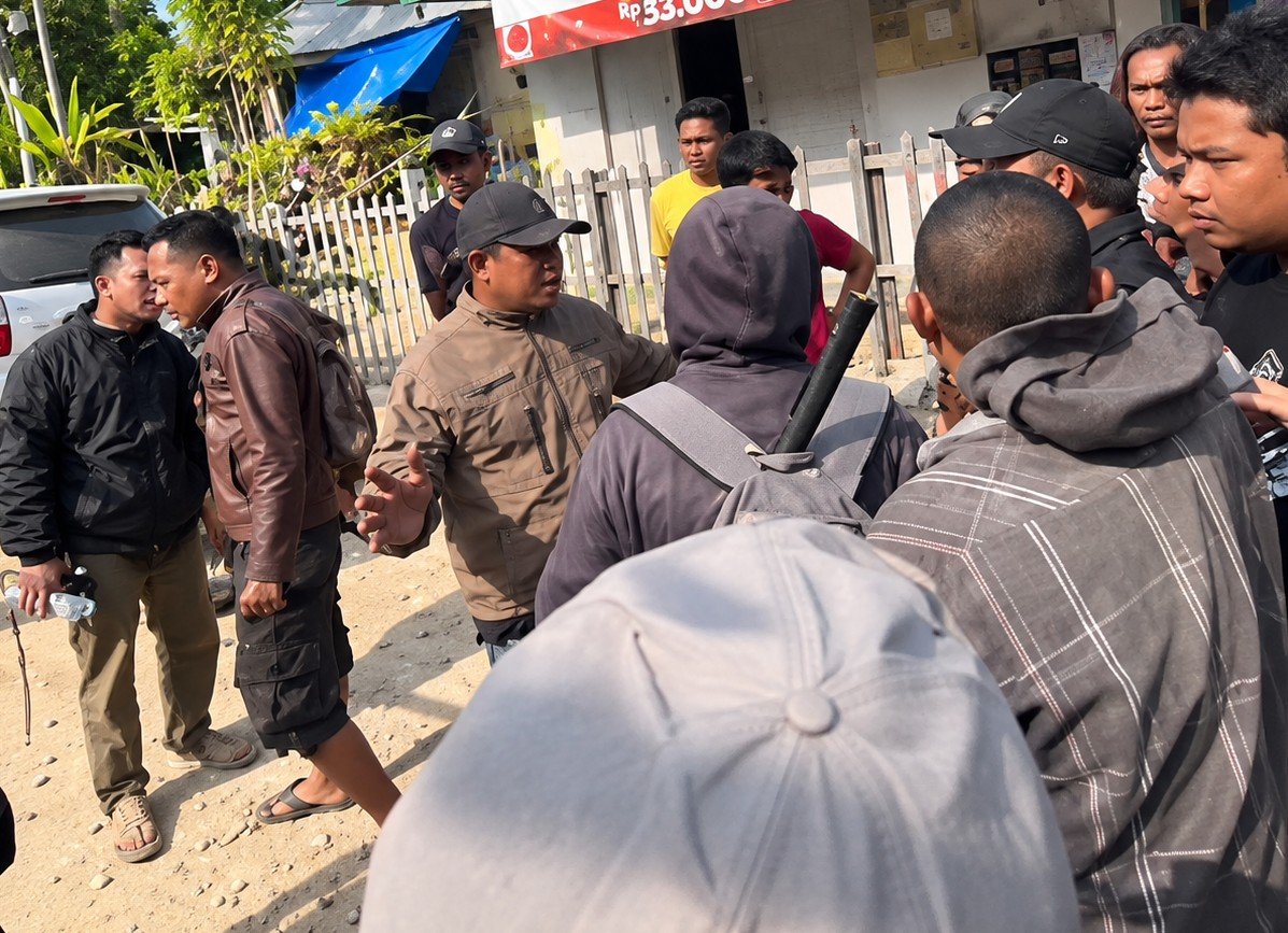 Aksi penghadangan terhadap personel gabungan Polres Pohuwato dan Polsek Popayato Barat saat melakukan penertiban aktivitas yang diduga pertambangan emas tanpa izin (PETI) di Desa Molosifat Utara, Kecamatan Popayato Barat, Kabupaten Pohuwato, Kamis (1/10/2026)/Hibata.id