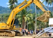 Empat excavator diamankan personel Polres Pohuwato dan Polsek Popayato Barat setelah ditemukan beroperasi di lokasi yang diduga menjadi aktivitas PETI di Desa Molosifat Utara, Kamis (1/10/2026).