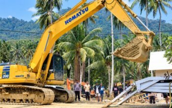Empat excavator diamankan personel Polres Pohuwato dan Polsek Popayato Barat setelah ditemukan beroperasi di lokasi yang diduga menjadi aktivitas PETI di Desa Molosifat Utara, Kamis (1/10/2026).