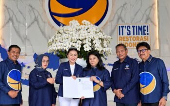 Indrawati Gobel menerima SK kepengurusan DPW Partai NasDem Provinsi Gorontalo periode 2026-2029 di Jakarta, Kamis (1/10/2026)/Hibata.id