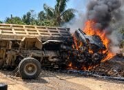 Detik-Detik, Dump Truck Bermuatan Pasir di Pohuwato Terbalik Lalu Terbakar