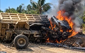 Detik-Detik, Dump Truck Bermuatan Pasir di Pohuwato Terbalik Lalu Terbakar