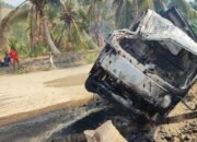 Polisi melakukan penanganan terhadap kecelakaan dump truck di Jalan Umum Desa Panca Karsa II, Kecamatan Taluditi, Kabupaten Pohuwato, Jumat (2/10/2026)/Hibata.id