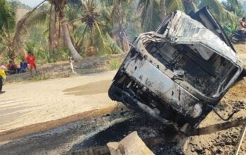 Polisi melakukan penanganan terhadap kecelakaan dump truck di Jalan Umum Desa Panca Karsa II, Kecamatan Taluditi, Kabupaten Pohuwato, Jumat (2/10/2026)/Hibata.id