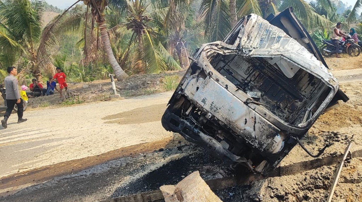 Polisi melakukan penanganan terhadap kecelakaan dump truck di Jalan Umum Desa Panca Karsa II, Kecamatan Taluditi, Kabupaten Pohuwato, Jumat (2/10/2026)/Hibata.id