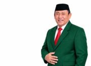 Yusbar Ismail mengenakan jas PPP dalam prosesi bergabungnya dengan Partai Persatuan Pembangunan di Kecamatan Suwawa, Bone Bolango/Hibata.id