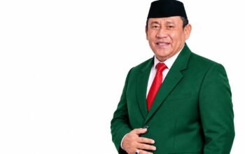 Yusbar Ismail mengenakan jas PPP dalam prosesi bergabungnya dengan Partai Persatuan Pembangunan di Kecamatan Suwawa, Bone Bolango/Hibata.id
