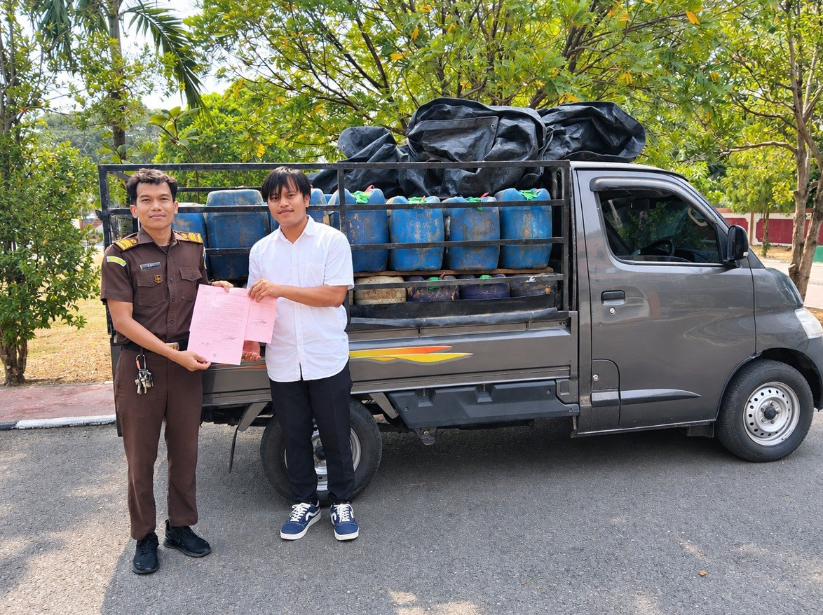 Polres Pohuwato menyerahkan berkas tersangka dan barang bukti kasus dugaan penyalahgunaan BBM bersubsidi/Hibata.id