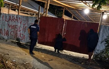 Gudang di Desa Dumbayabulan, Kecamatan Suwawa Timur, Bone Bolango, yang menjadi lokasi penyimpanan material diduga batu hitam dan sempat dipasangi garis polisi/Hibata.id