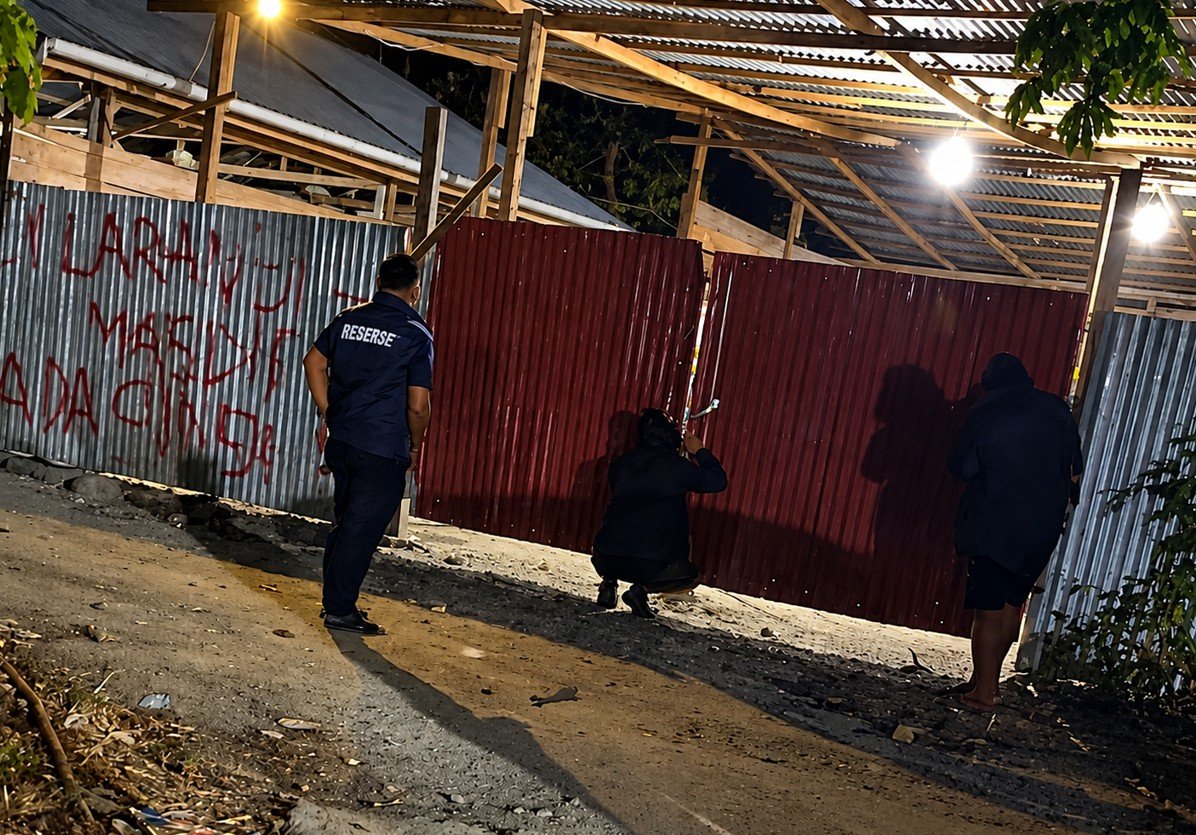 Gudang di Desa Dumbayabulan, Kecamatan Suwawa Timur, Bone Bolango, yang menjadi lokasi penyimpanan material diduga batu hitam dan sempat dipasangi garis polisi/Hibata.id