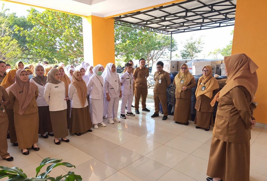 Jajaran RSUD Zainal Umar Sidiki Gorontalo Utara mengikuti apel pagi yang dipimpin Kepala Bidang Penunjang Djumrah Mokali, Senin (28/9/2026)/Hibata.id