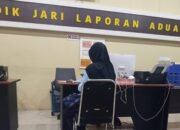 RHM saat melaporkan dugaan penyebaran data pribadinya ke SPKT Polres Bone Bolango, Jumat (9/10/2026) malam. (Foto: Istimewa)/Hibata.id