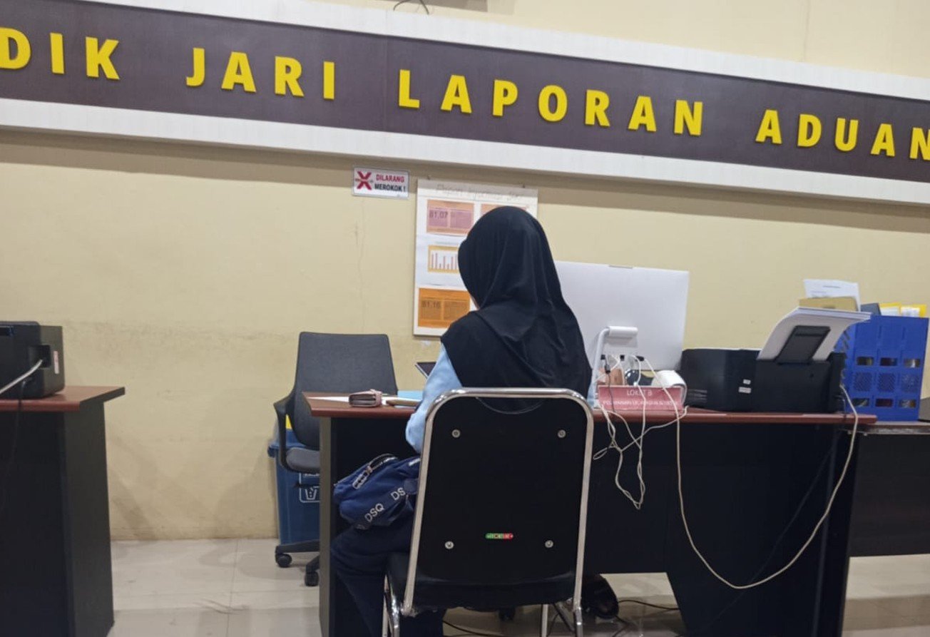RHM saat melaporkan dugaan penyebaran data pribadinya ke SPKT Polres Bone Bolango, Jumat (9/10/2026) malam. (Foto: Istimewa)/Hibata.id