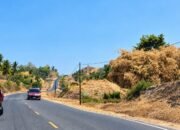 Kondisi jalan Gorontalo Outer Ring Road (GORR) terlihat kering kerontang di tengah musim kemarau.