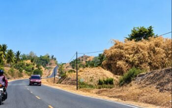 Kondisi jalan Gorontalo Outer Ring Road (GORR) terlihat kering kerontang di tengah musim kemarau.