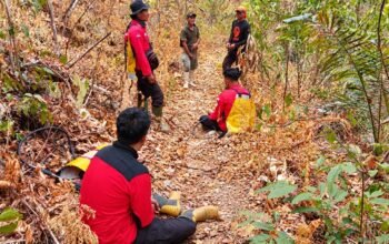 Manggala Agni Daops Sulawesi IV Bitung bersama Masyarakat Peduli Api (MPA) Bone Bolango dan Aliansi Peduli Lingkungan Hidup Kecamatan Bonepantai usai melakukan upaya pemadaman karhutla di Desa Pelita Hijau, Kabupaten Bone Bolango, Gorontalo/Hibata.id