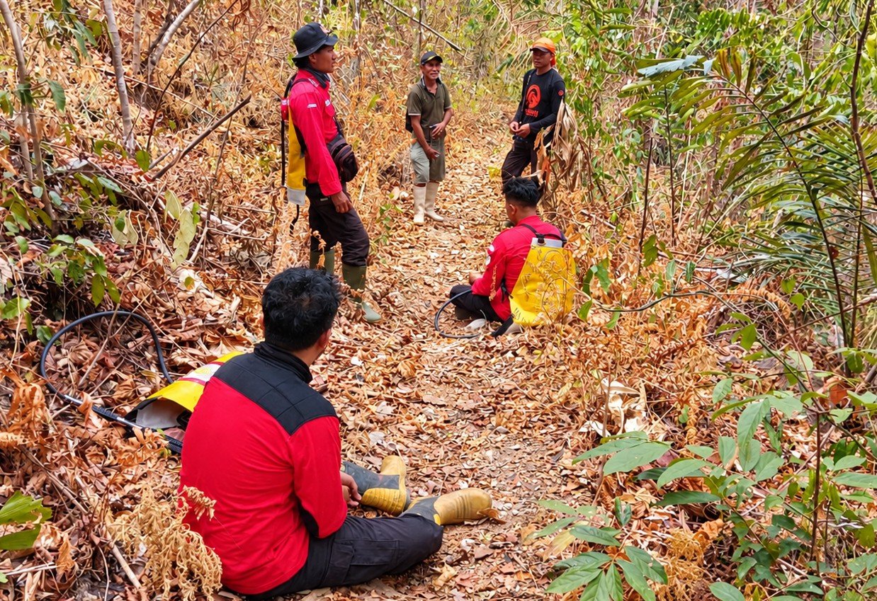 Manggala Agni Daops Sulawesi IV Bitung bersama Masyarakat Peduli Api (MPA) Bone Bolango dan Aliansi Peduli Lingkungan Hidup Kecamatan Bonepantai usai melakukan upaya pemadaman karhutla di Desa Pelita Hijau, Kabupaten Bone Bolango, Gorontalo/Hibata.id