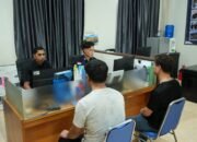 Warga negara China (WNA) saat menjalani pemeriksaan oleh petugas Kantor Imigrasi Kelas I TPI Gorontalo terkait dugaan penyalahgunaan izin tinggal, sebelum dikenai tindakan administratif keimigrasian berupa deportasi/Hibata.id