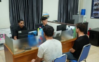 Warga negara China (WNA) saat menjalani pemeriksaan oleh petugas Kantor Imigrasi Kelas I TPI Gorontalo terkait dugaan penyalahgunaan izin tinggal, sebelum dikenai tindakan administratif keimigrasian berupa deportasi/Hibata.id
