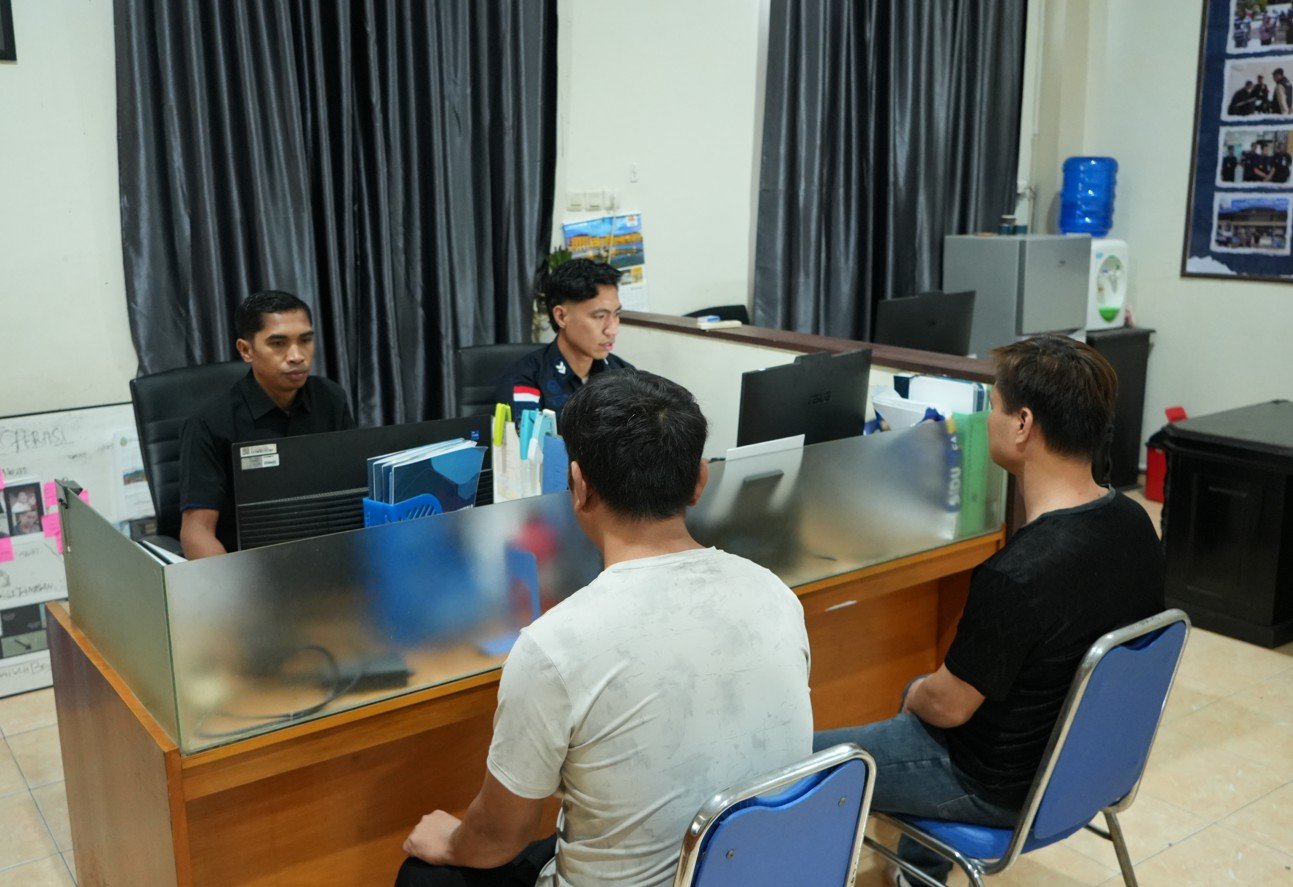 Warga negara China (WNA) saat menjalani pemeriksaan oleh petugas Kantor Imigrasi Kelas I TPI Gorontalo terkait dugaan penyalahgunaan izin tinggal, sebelum dikenai tindakan administratif keimigrasian berupa deportasi/Hibata.id