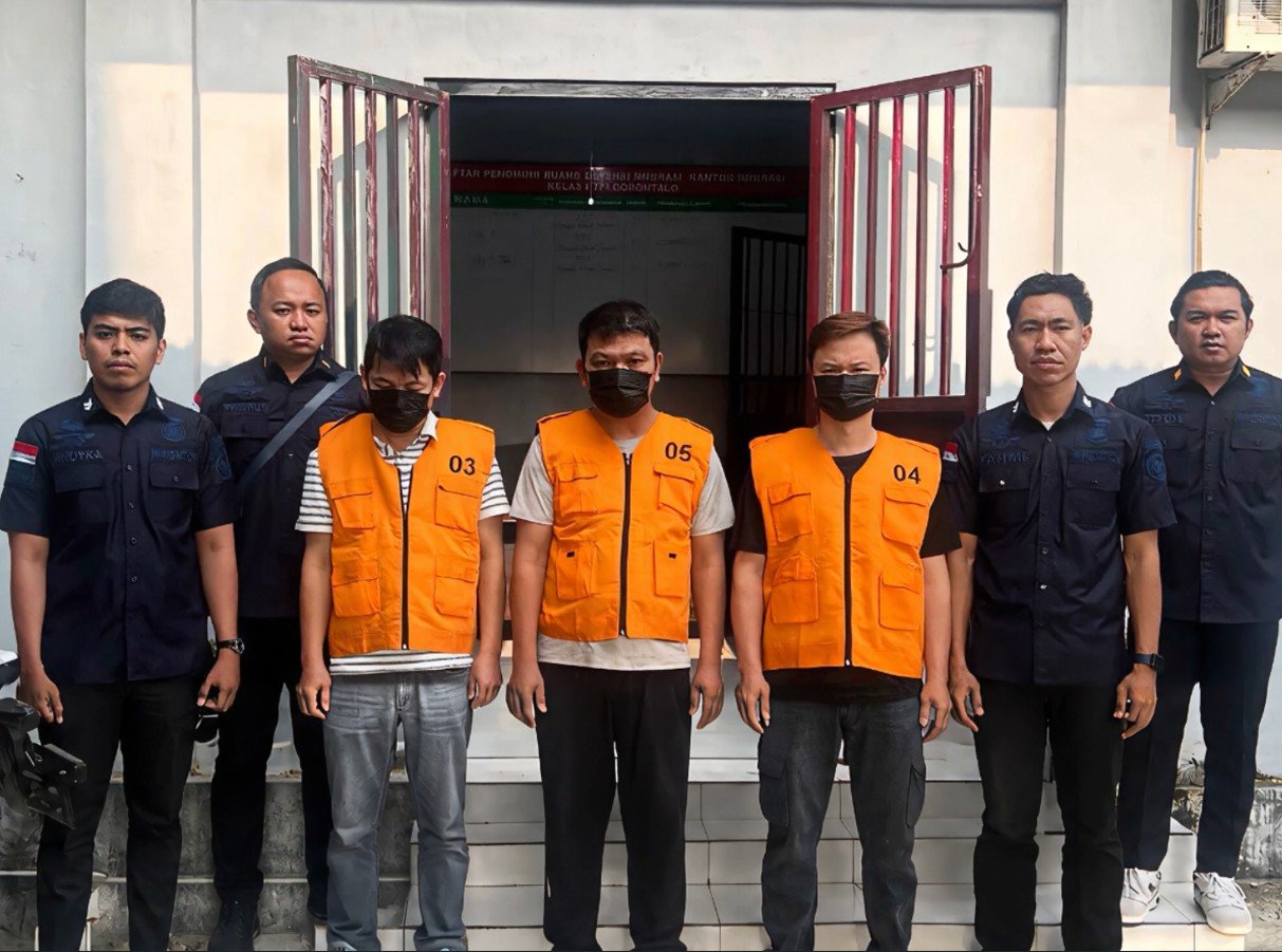 Imigrasi Gorontalo menjatuhkan sanksi deportasi terhadap tiga WNA China setelah menemukan ketidaksesuaian aktivitas dengan izin tinggal/Hibata.id