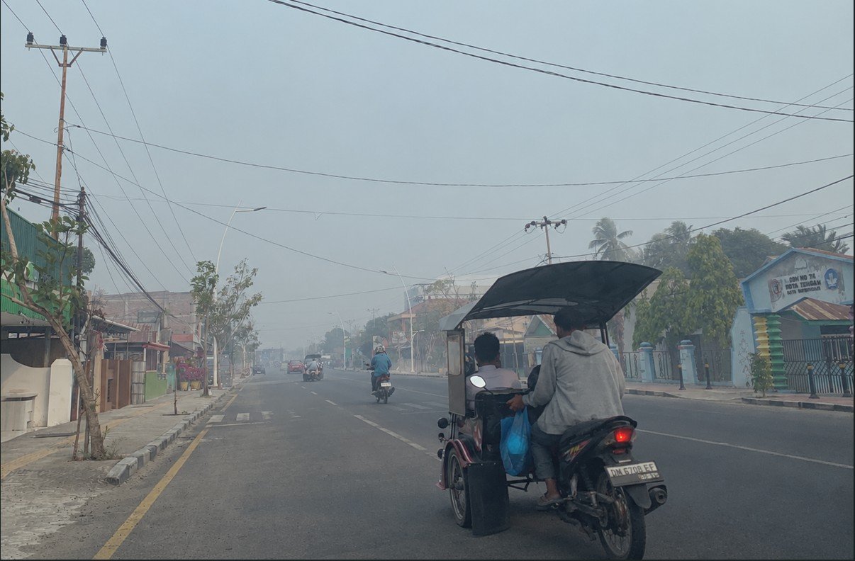 Jalanan Kota Gorontalo diselimuti asap. BMKG mencatat kecepatan angin maksimum 14 knot pada 9–11 Oktober 2026 yang menjadi salah satu faktor dalam analisis sebaran asap karhutla/Hibata.id