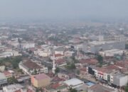 Kondisi wilayah Provinsi Gorontalo dari udara yang tampak diselimuti asap di tengah deteksi delapan titik panas oleh BMKG melalui citra Himawari-9 pada 13 Oktober 2026. Tangkapan Video: Pader Tanua/Hibata.id