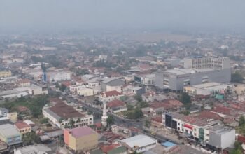 Kondisi wilayah Provinsi Gorontalo dari udara yang tampak diselimuti asap di tengah deteksi delapan titik panas oleh BMKG melalui citra Himawari-9 pada 13 Oktober 2026. Tangkapan Video: Pader Tanua/Hibata.id