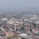 Kondisi wilayah Provinsi Gorontalo dari udara yang tampak diselimuti asap di tengah deteksi delapan titik panas oleh BMKG melalui citra Himawari-9 pada 13 Oktober 2026. Tangkapan Video: Pader Tanua/Hibata.id