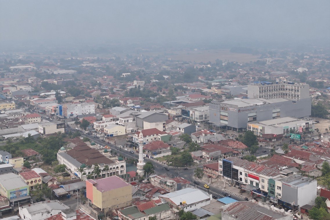 Kondisi wilayah Provinsi Gorontalo dari udara yang tampak diselimuti asap di tengah deteksi delapan titik panas oleh BMKG melalui citra Himawari-9 pada 13 Oktober 2026. Tangkapan Video: Pader Tanua/Hibata.id