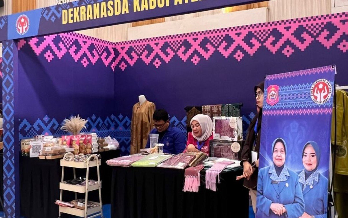 Dekranasda Bone Bolango mempromosikan kain karawo, aksesori etnik, dan produk kuliner UMKM dalam pameran di Gedung GPCC Kota Gorontalo/Hibata.id