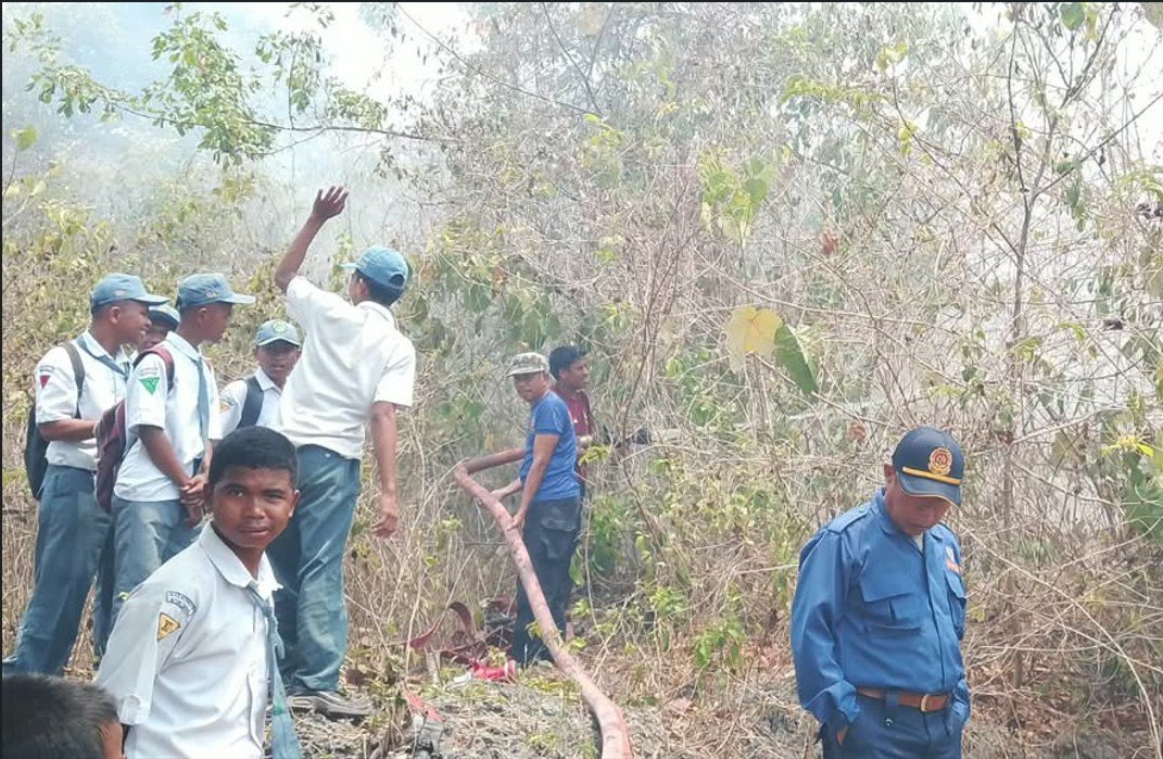 Pemadan berusaha melakukan pemadaman kebakaran lahan di Kabupaten Buton Tengah, Sulawesi Tenggara/Hibata.id