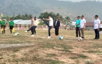 Plt Bupati Bolaang Mongondow Utara Mohamad Aditya Pontoh membuka Turnamen Sepak Bola Imokima Cup Jilid II di Lapangan Desa Sangkub I, Kecamatan Sangkub, Minggu (18/10/2026)/Hibata.id
