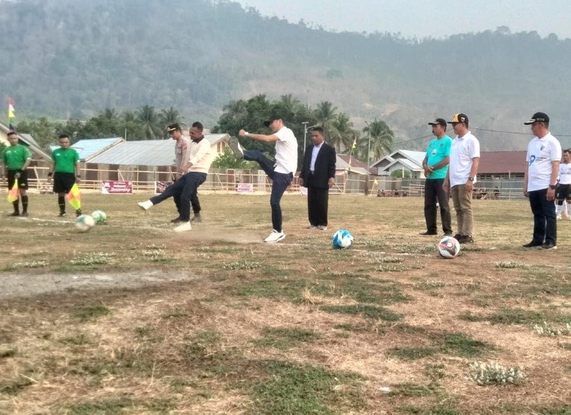 Plt Bupati Bolaang Mongondow Utara Mohamad Aditya Pontoh membuka Turnamen Sepak Bola Imokima Cup Jilid II di Lapangan Desa Sangkub I, Kecamatan Sangkub, Minggu (18/10/2026)/Hibata.id