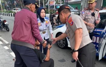 Kapolda Kaltim bersama jajaran mengatur lalu lintas pagi di Simpang Empat Jalan Ruhui Rahayu, Balikpapan/Hibata.id