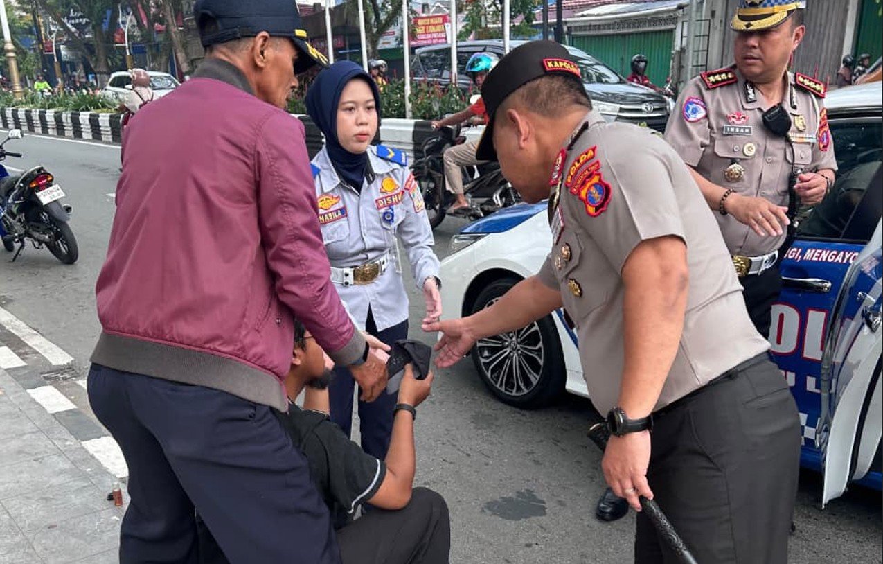Kapolda Kaltim bersama jajaran mengatur lalu lintas pagi di Simpang Empat Jalan Ruhui Rahayu, Balikpapan/Hibata.id
