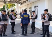 Personel Ditreskrimsus Polda Gorontalo saat melakukan penggeledahan di Kantor Wali Kota Gorontalo, Senin (19/10/2026)/Hibata.id