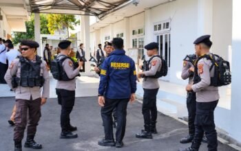 Personel Ditreskrimsus Polda Gorontalo saat melakukan penggeledahan di Kantor Wali Kota Gorontalo, Senin (19/10/2026)/Hibata.id