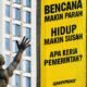 Aktivis Greenpeace Indonesia membentangkan spanduk berisi desakan penanganan krisis iklim di Patung Selamat Datang, Bundaran HI, Jakarta, Selasa (20/10/2026).