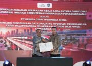Direktur Jenderal Imigrasi Hendarsam Marantoko bersama Direktur Utama KCIC Dwiyana Slamet Riyadi saat menandatangani perjanjian kerja sama integrasi layanan All Indonesia dengan akses pemesanan tiket kereta cepat Whoosh di Jakarta, Jumat (16/10/2026)/Hibata.id