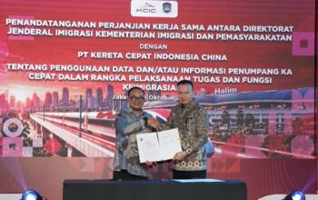 Direktur Jenderal Imigrasi Hendarsam Marantoko bersama Direktur Utama KCIC Dwiyana Slamet Riyadi saat menandatangani perjanjian kerja sama integrasi layanan All Indonesia dengan akses pemesanan tiket kereta cepat Whoosh di Jakarta, Jumat (16/10/2026)/Hibata.id