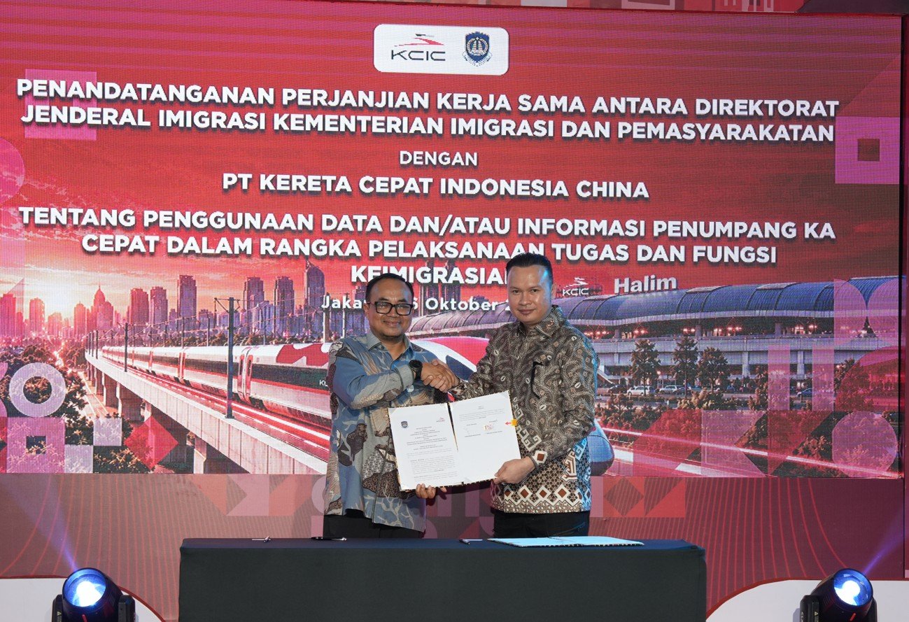 Direktur Jenderal Imigrasi Hendarsam Marantoko bersama Direktur Utama KCIC Dwiyana Slamet Riyadi saat menandatangani perjanjian kerja sama integrasi layanan All Indonesia dengan akses pemesanan tiket kereta cepat Whoosh di Jakarta, Jumat (16/10/2026)/Hibata.id