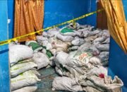 Potret gudang penyimpanan material yang diduga batu hitam di Kabupaten Bone Bolango, Gorontalo. Polisi masih menelusuri asal-usul, kepemilikan, dan legalitas material tersebut/Hibata.id